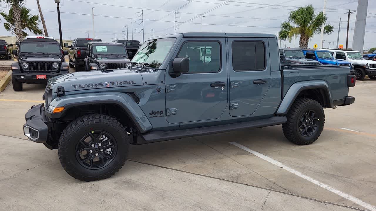 Thumbnail: 2026 Jeep Gladiator - 4