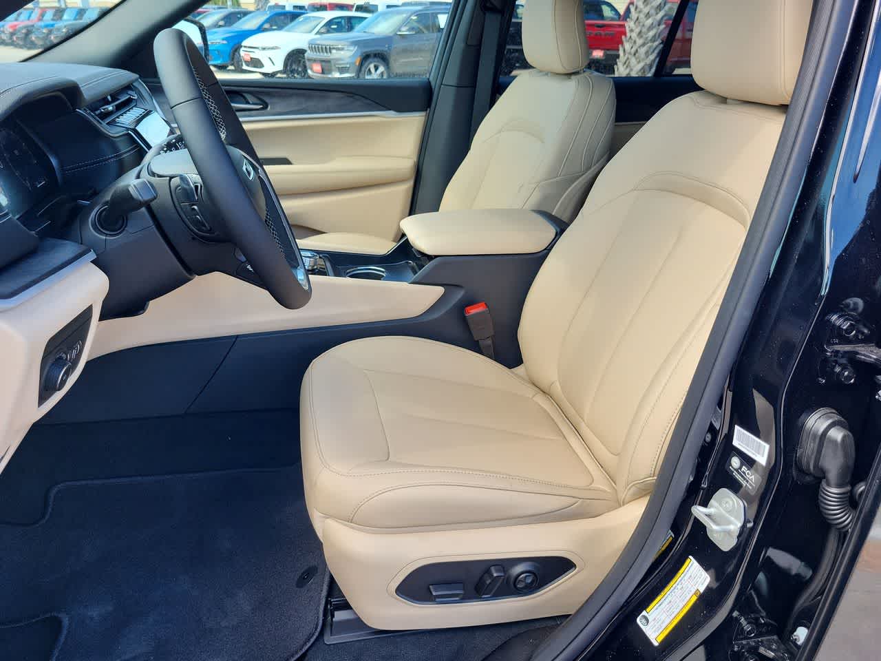 Thumbnail: 2025 Jeep Grand Cherokee - 19