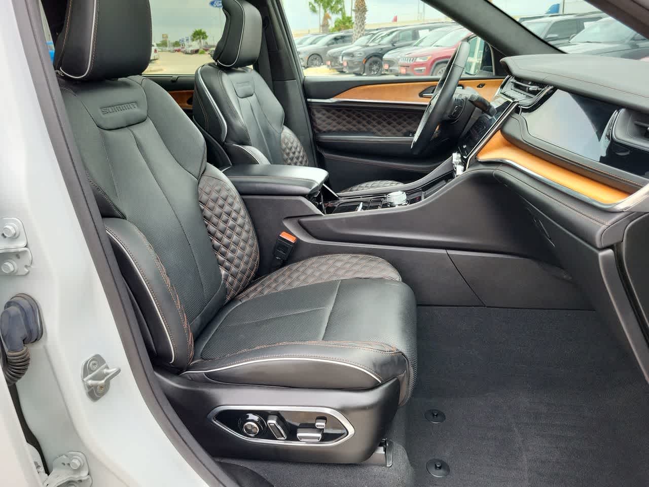 Thumbnail: 2022 Jeep Grand Cherokee - 22