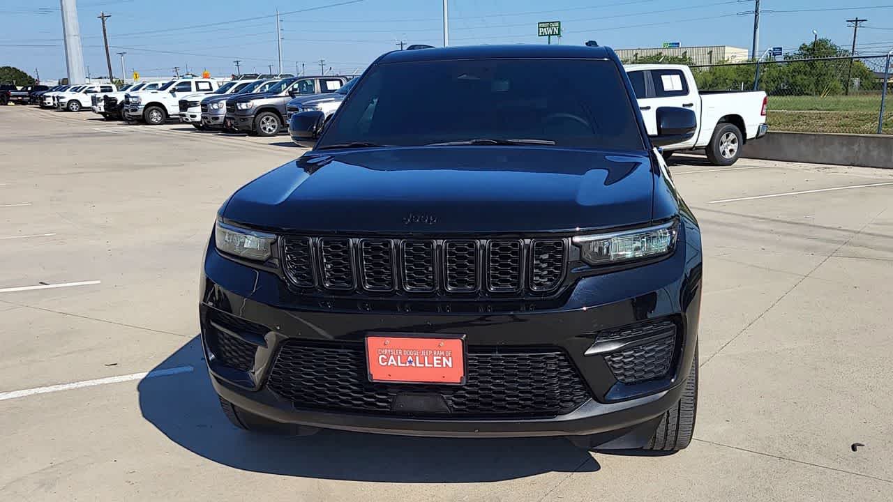 2023 Jeep Grand Cherokee Laredo photo 3