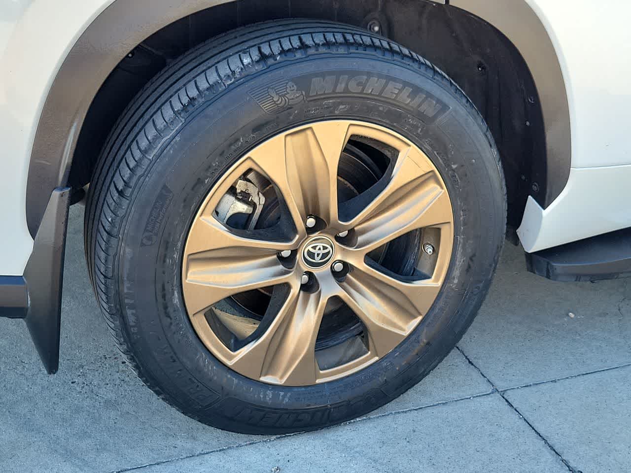 Thumbnail: 2023 Toyota Highlander - 16