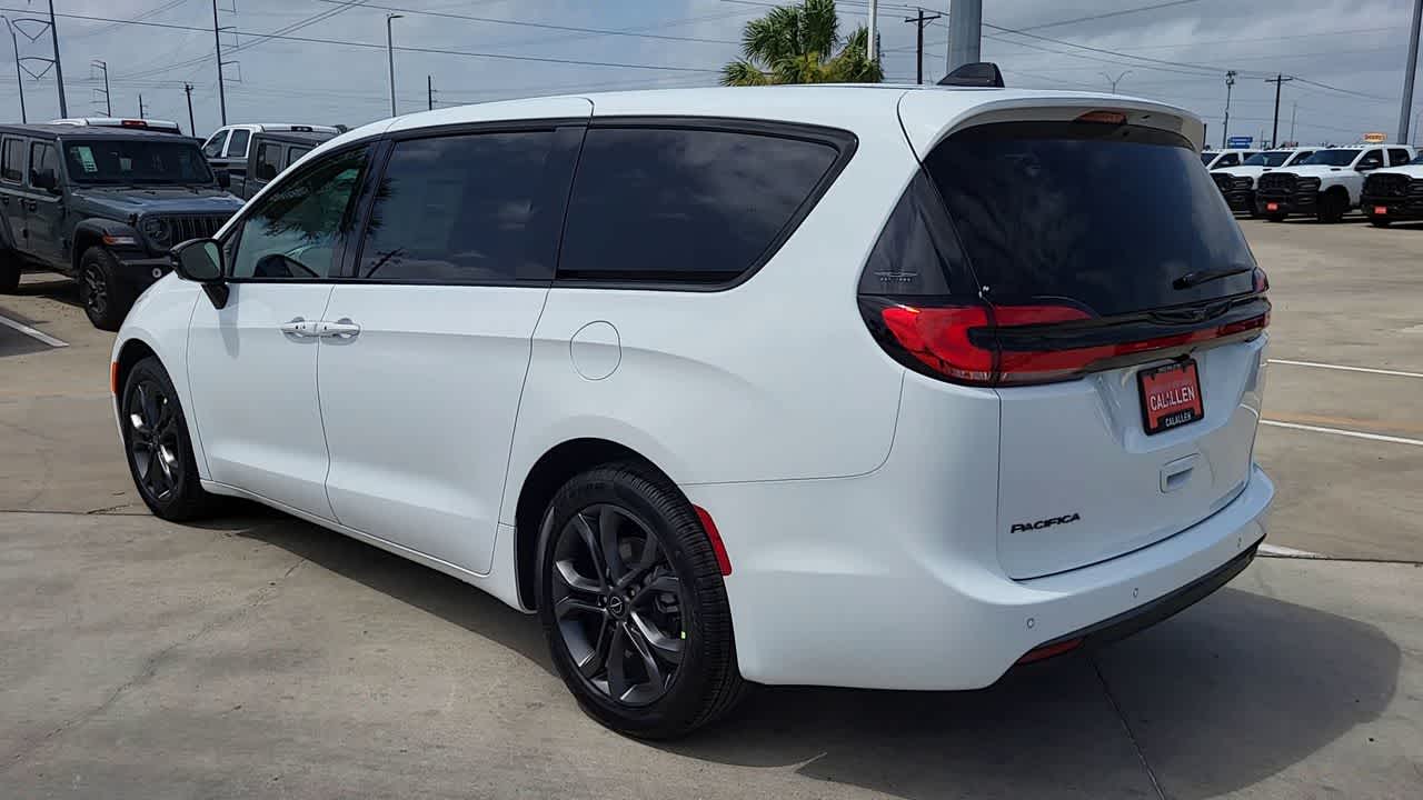 Thumbnail: 2026 Chrysler Pacifica - 6