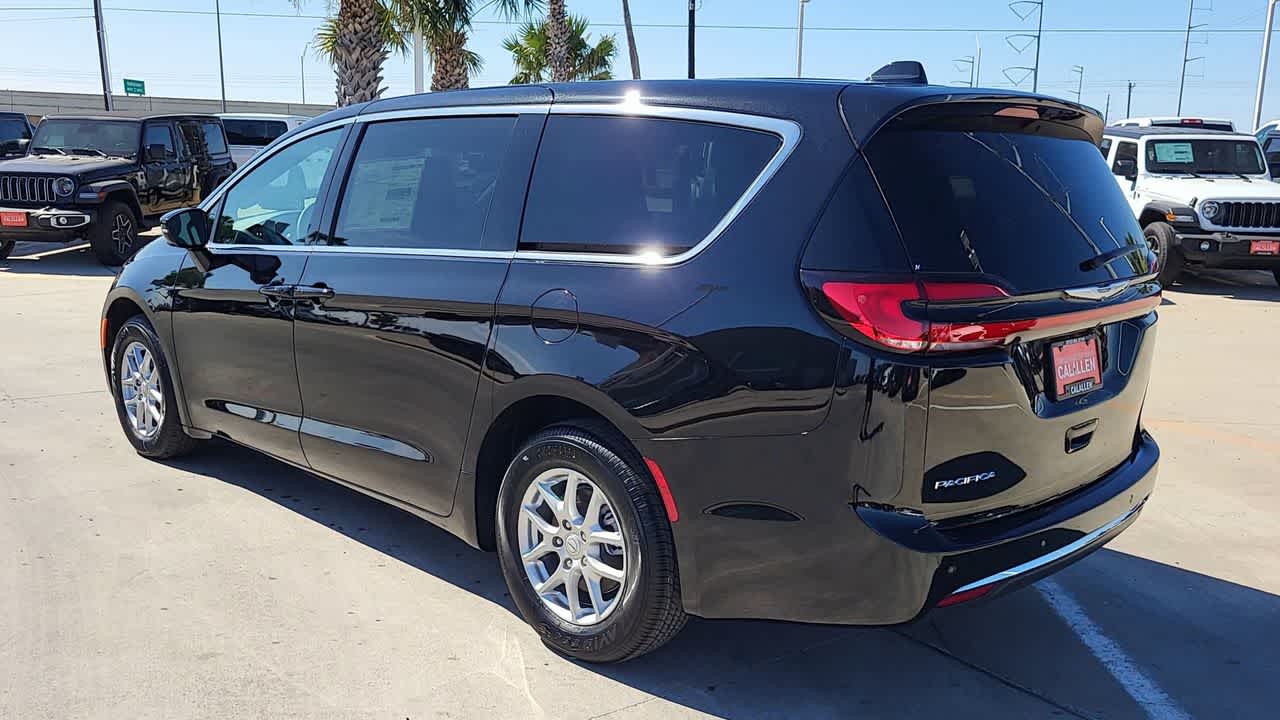 Thumbnail: 2026 Chrysler Pacifica - 6