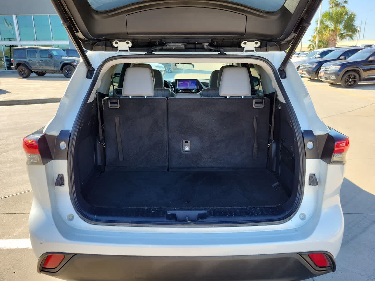 Thumbnail: 2023 Toyota Highlander - 27