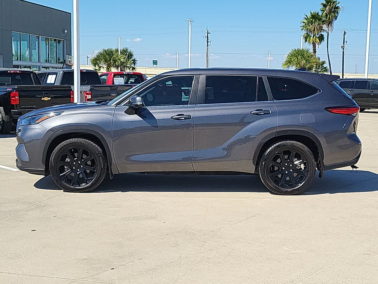Thumbnail: 2023 Toyota Highlander - 12