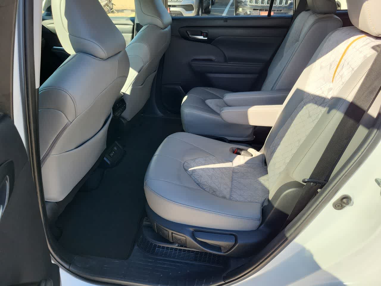 Thumbnail: 2023 Toyota Highlander - 21