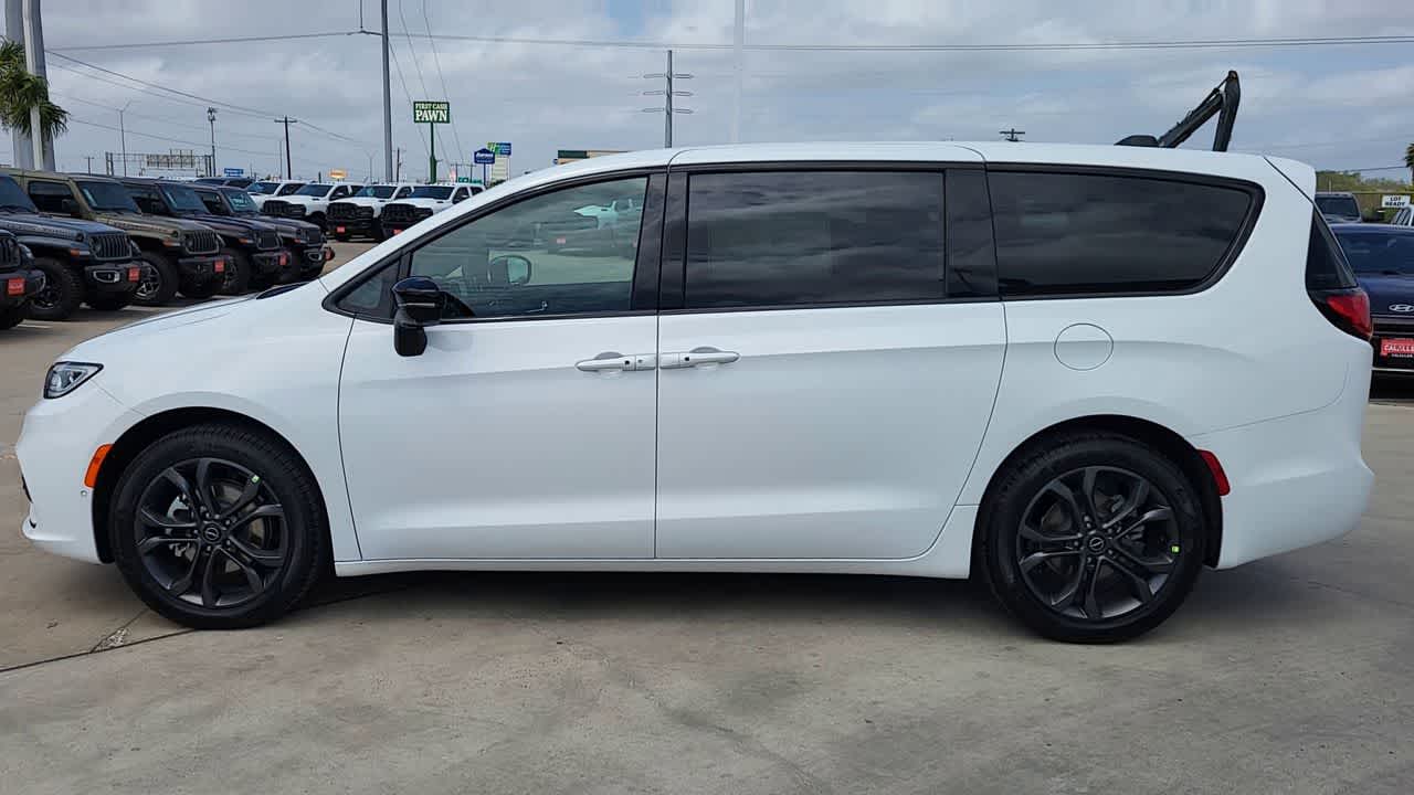 Thumbnail: 2026 Chrysler Pacifica - 5