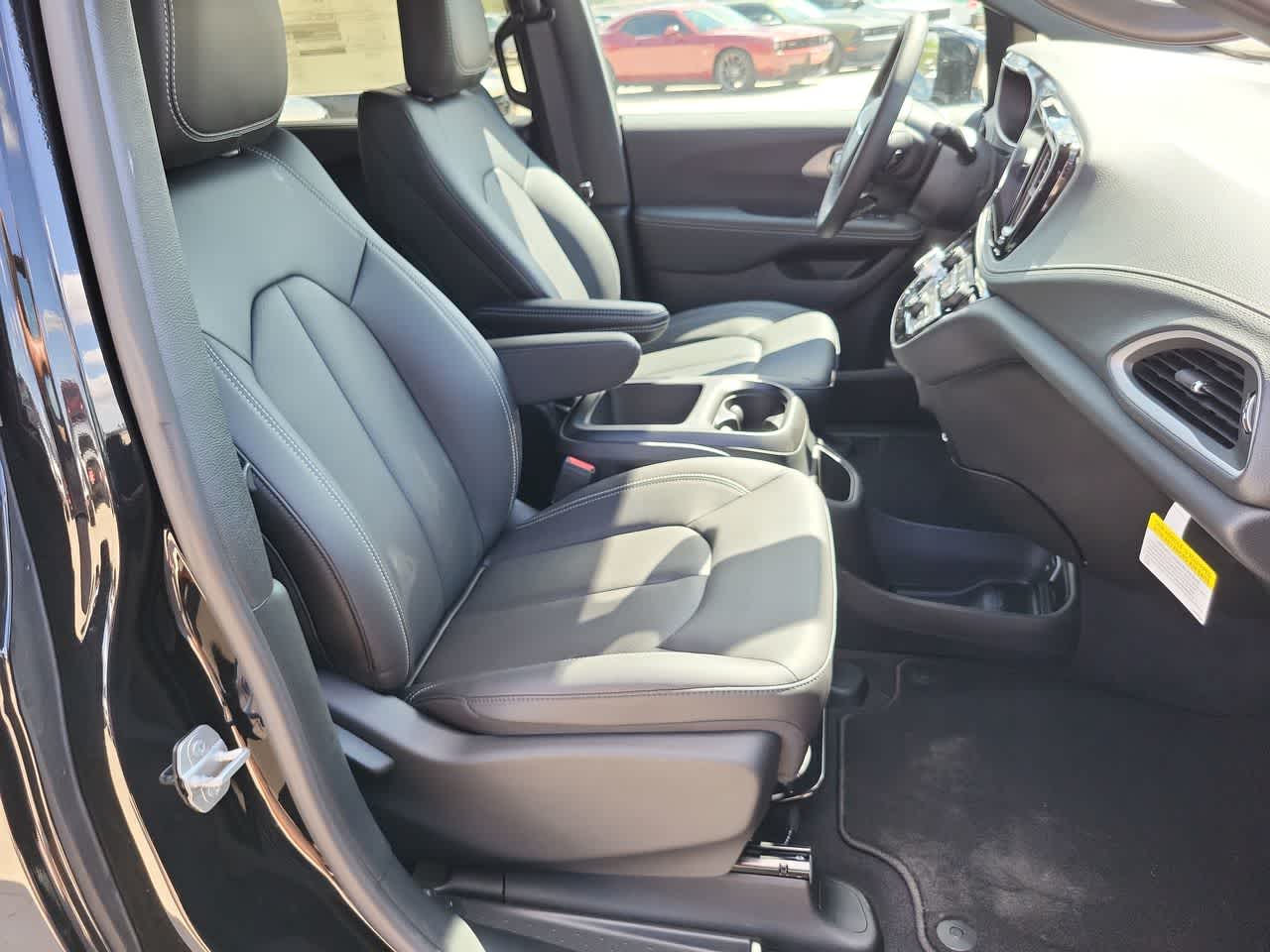 Thumbnail: 2026 Chrysler Pacifica - 22