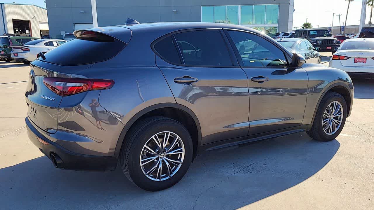 Thumbnail: 2023 Alfa Romeo Stelvio - 8