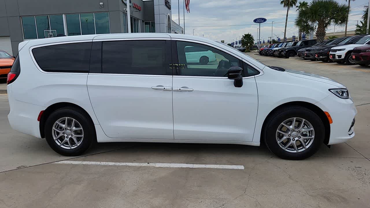 Thumbnail: 2026 Chrysler Pacifica - 9