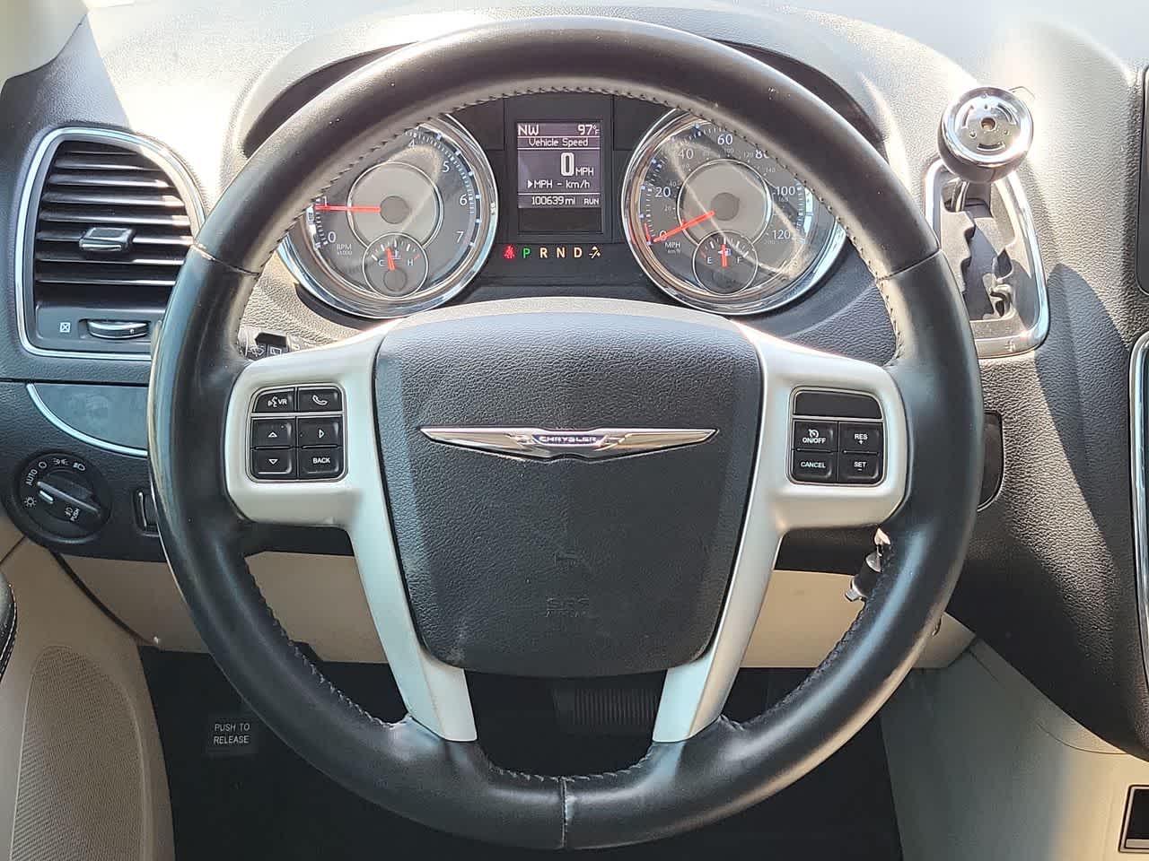 Thumbnail: 2014 Chrysler Town & Country - 23