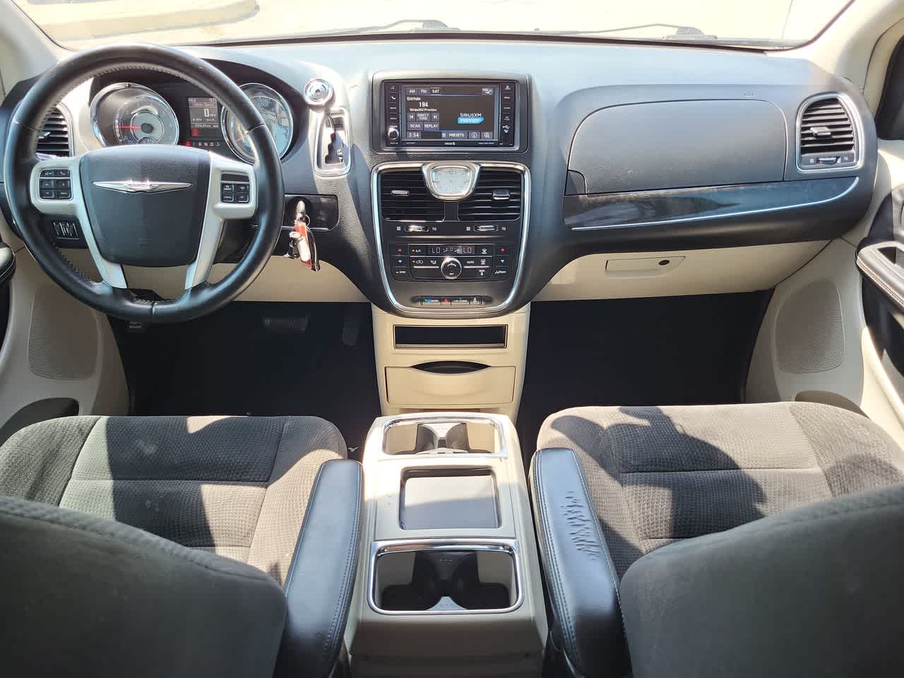 Thumbnail: 2014 Chrysler Town & Country - 18