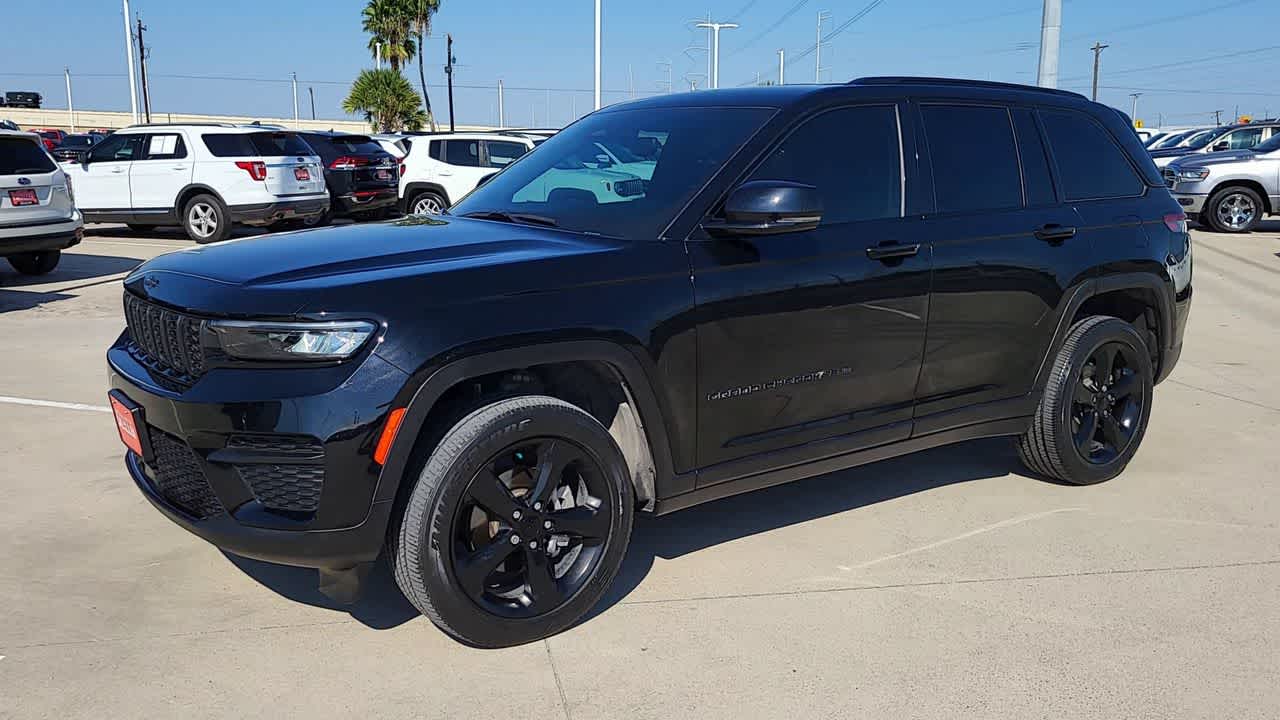 2023 Jeep Grand Cherokee Laredo photo 4