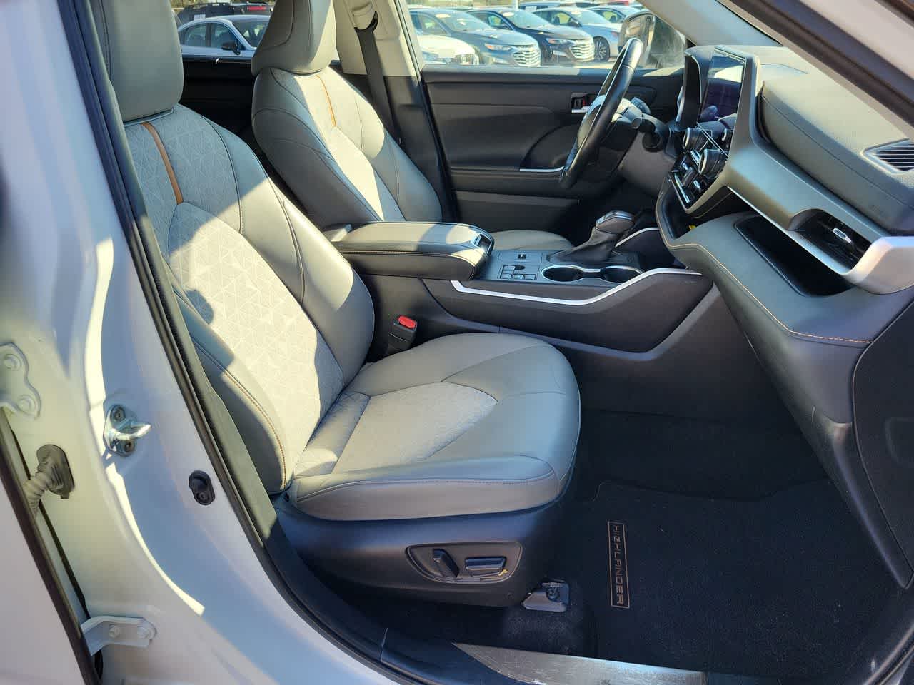 Thumbnail: 2023 Toyota Highlander - 22