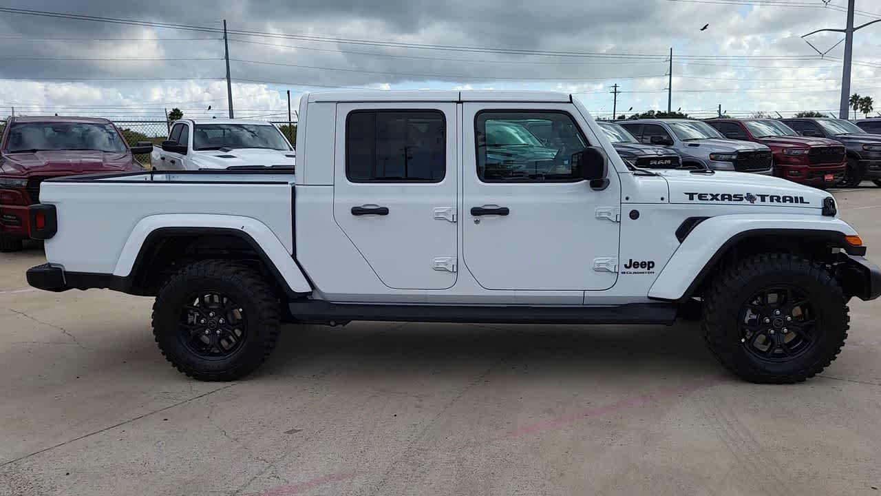 Thumbnail: 2025 Jeep Gladiator - 9