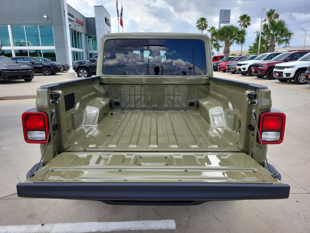 Thumbnail: 2025 Jeep Gladiator - 27