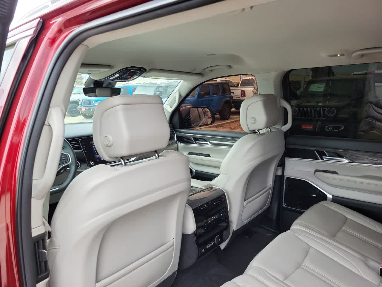 Thumbnail: 2022 Jeep Wagoneer - 20