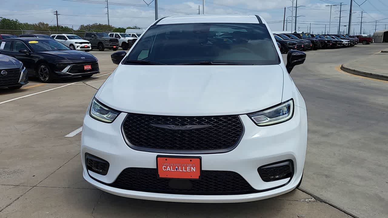 Thumbnail: 2026 Chrysler Pacifica - 3
