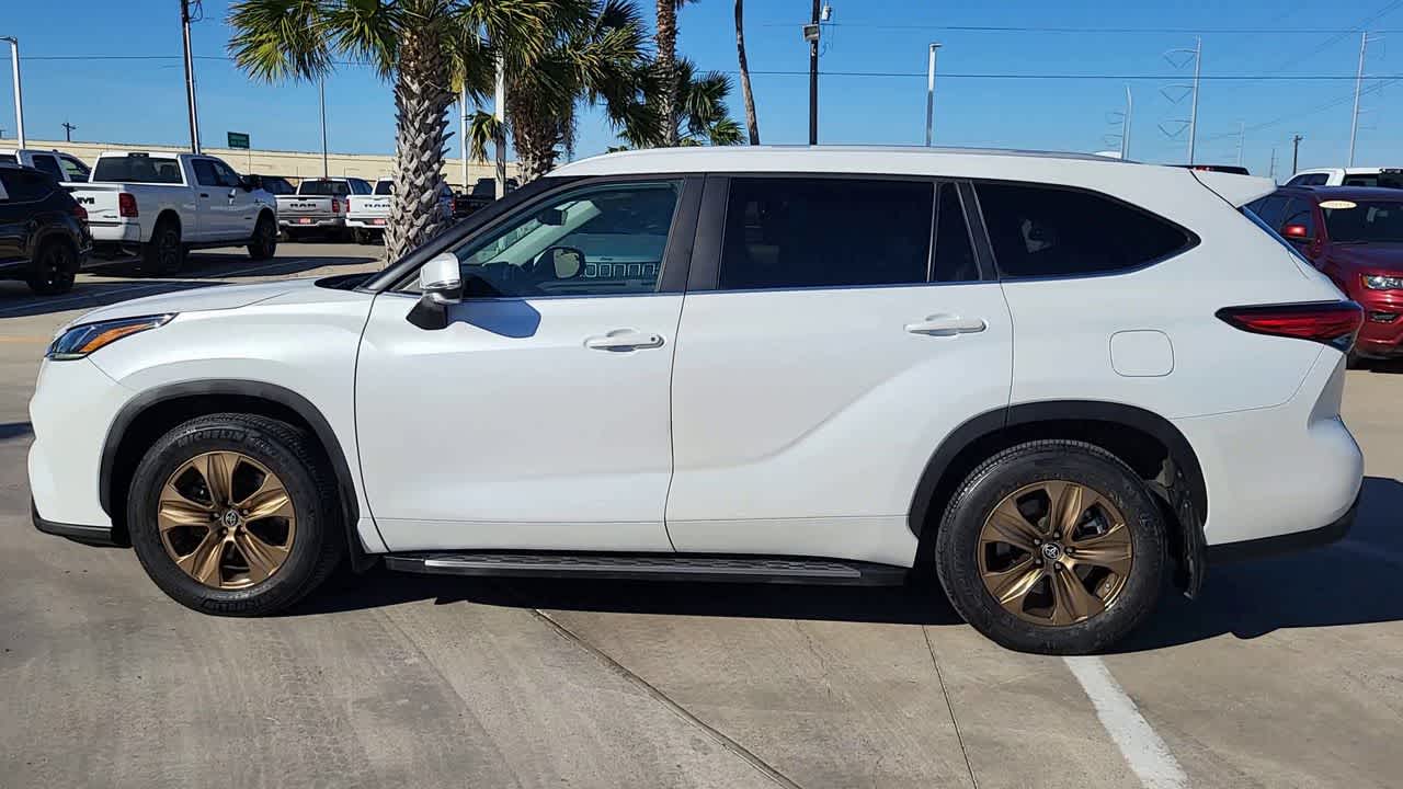 Thumbnail: 2023 Toyota Highlander - 5