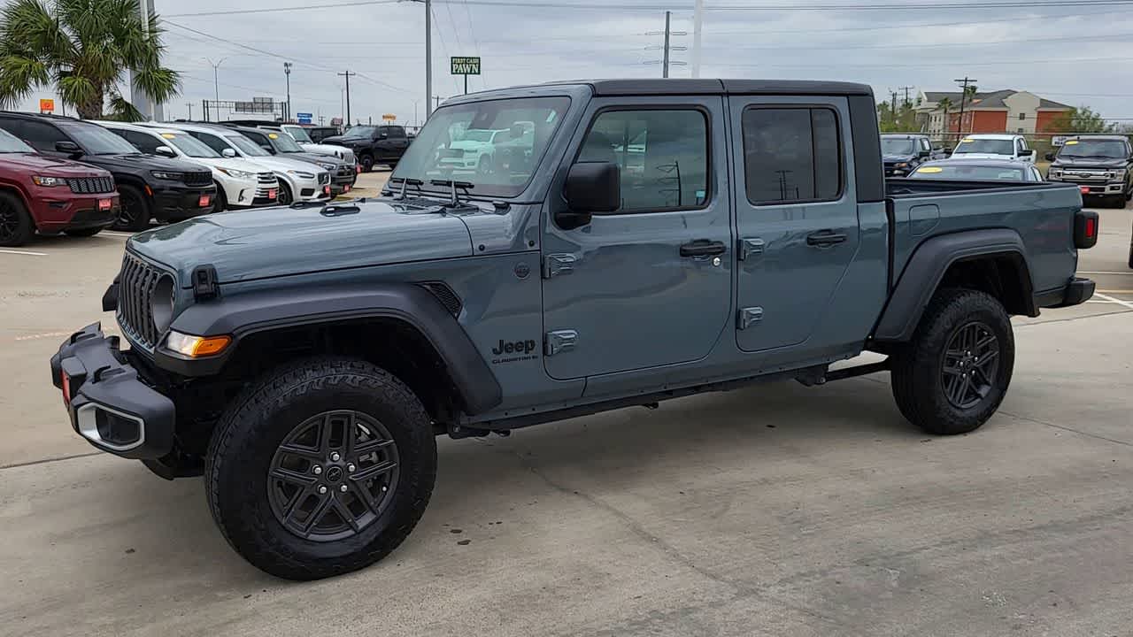 Thumbnail: 2025 Jeep Gladiator - 4