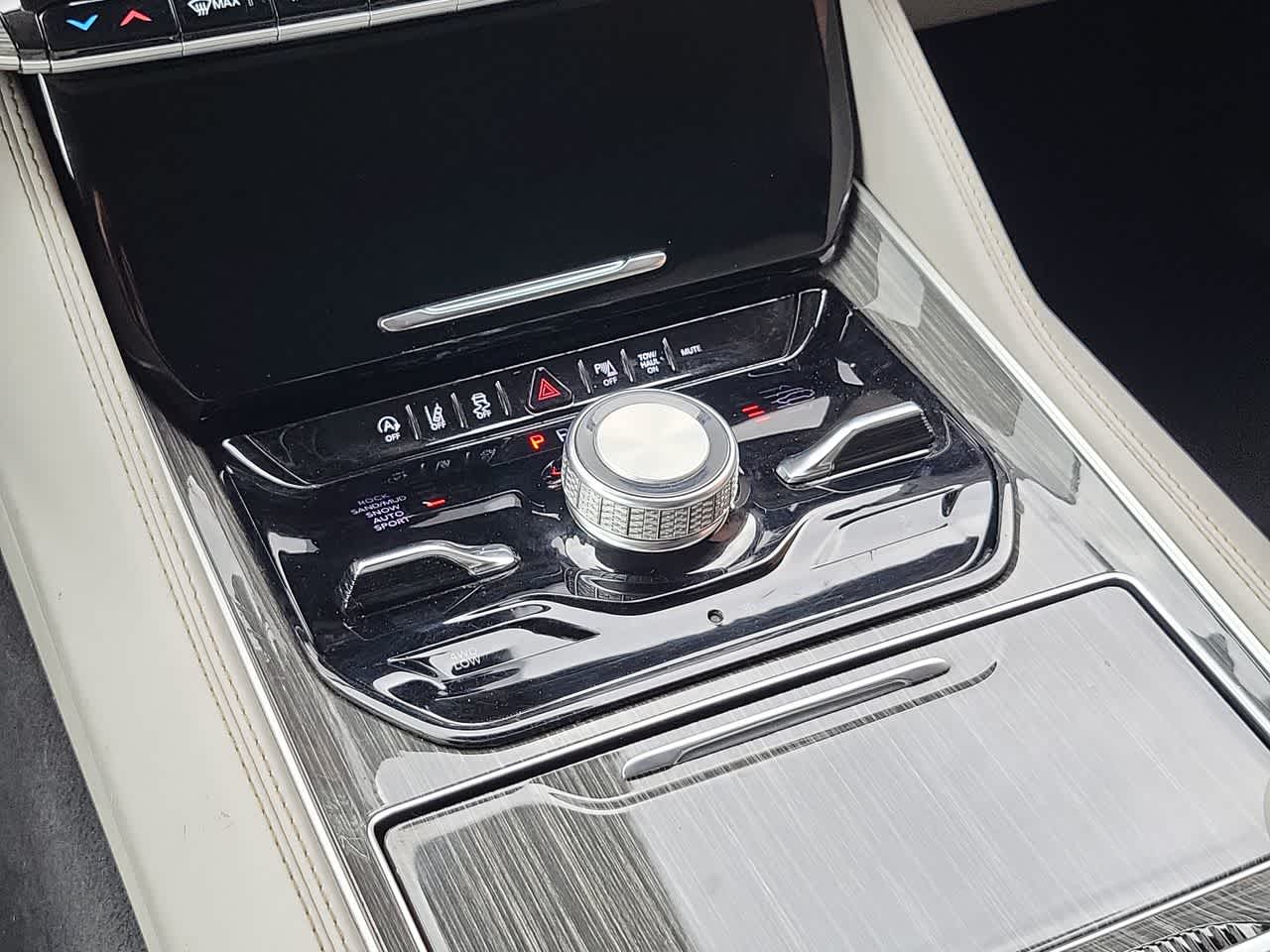 Thumbnail: 2022 Jeep Wagoneer - 25