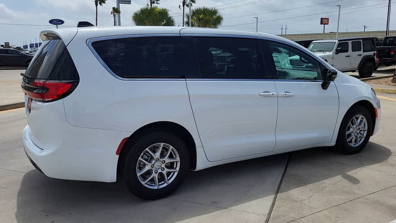 Thumbnail: 2026 Chrysler Pacifica - 8