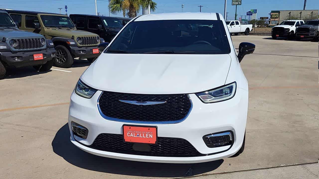 Thumbnail: 2026 Chrysler Pacifica - 3