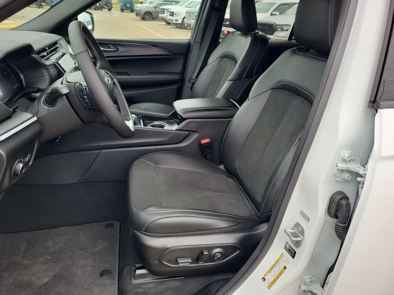 Thumbnail: 2025 Jeep Grand Cherokee - 19