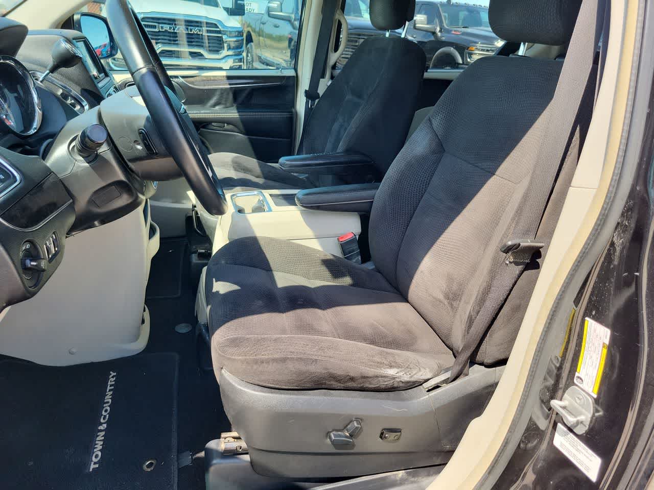 Thumbnail: 2014 Chrysler Town & Country - 19