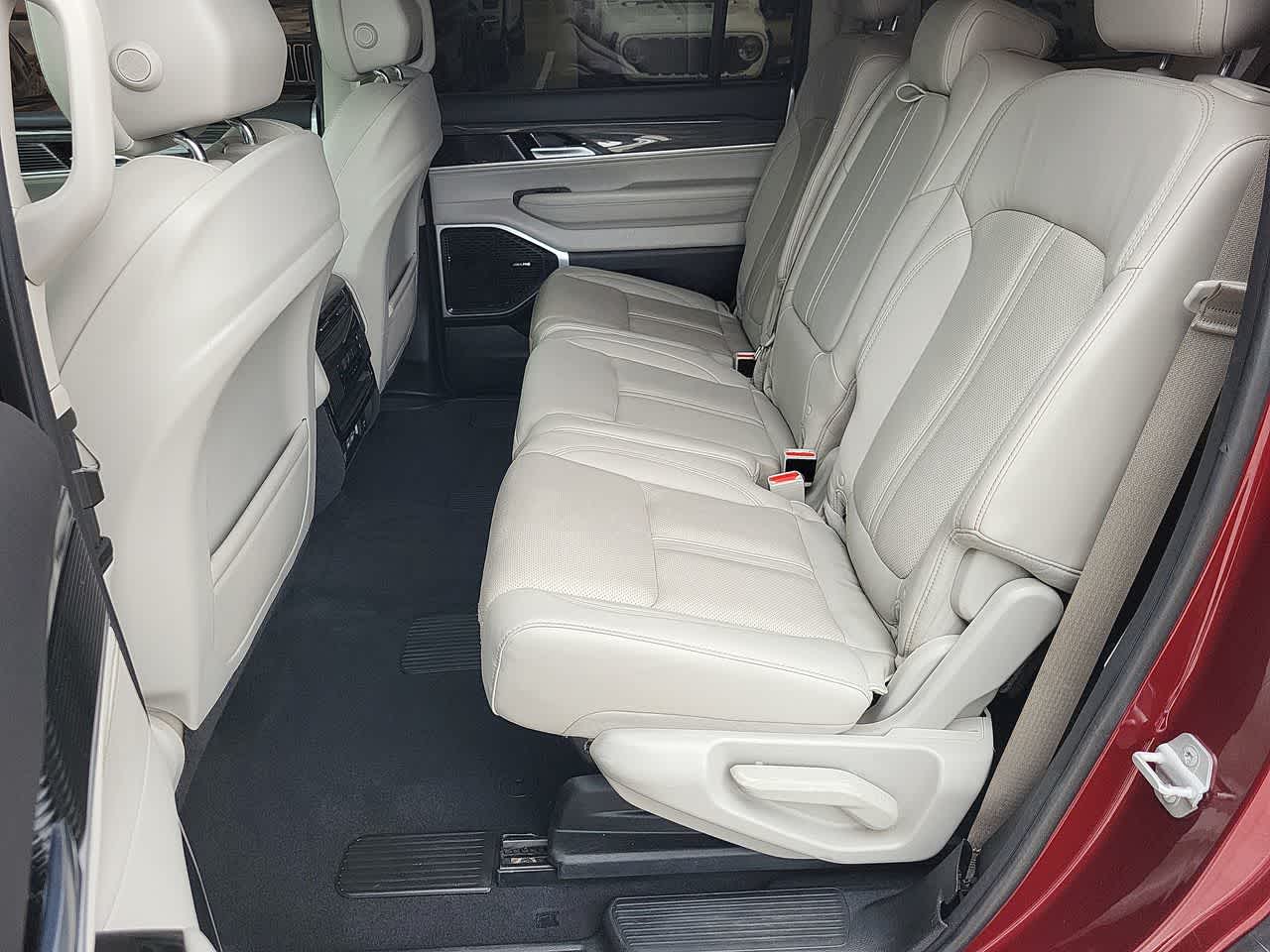 Thumbnail: 2022 Jeep Wagoneer - 21