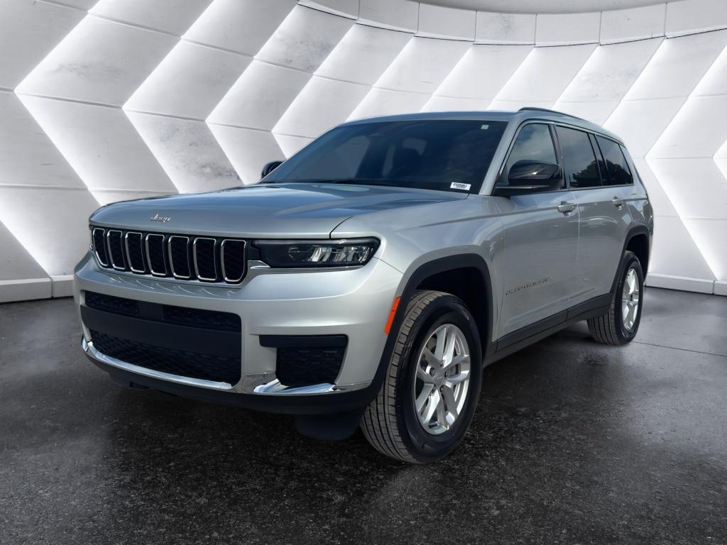 2025 Jeep Grand Cherokee Laredo Altitude photo 3