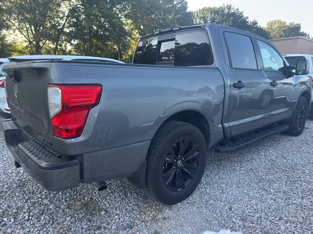 2024 Nissan Titan Crew Cab photo 2