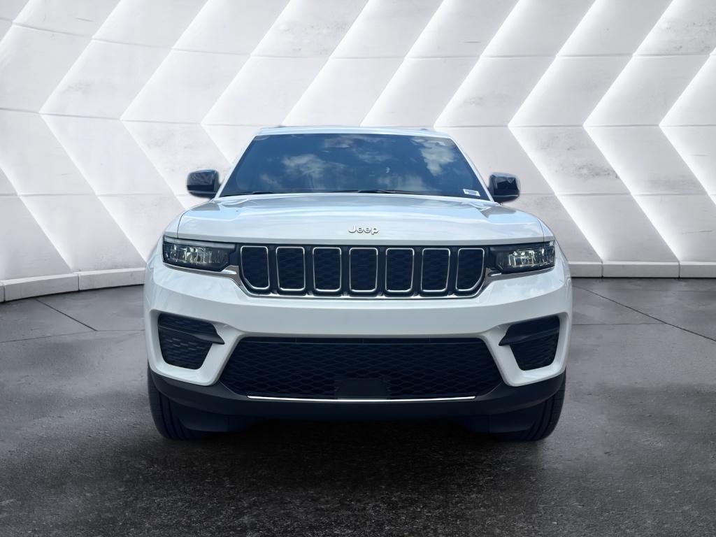 2025 Jeep Grand Cherokee Laredo photo 2