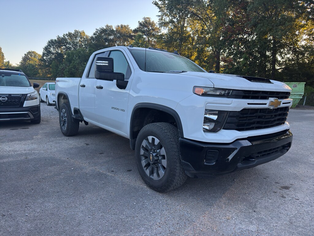 2024 Chevrolet Silverado 2500HD Custom photo 3