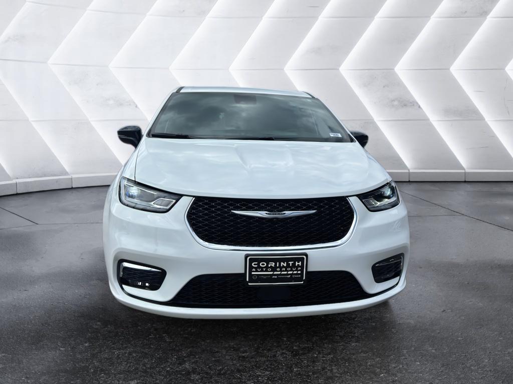 2026 Chrysler Pacifica photo 2