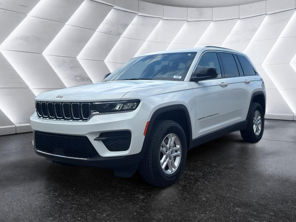2025 Jeep Grand Cherokee Laredo photo 3