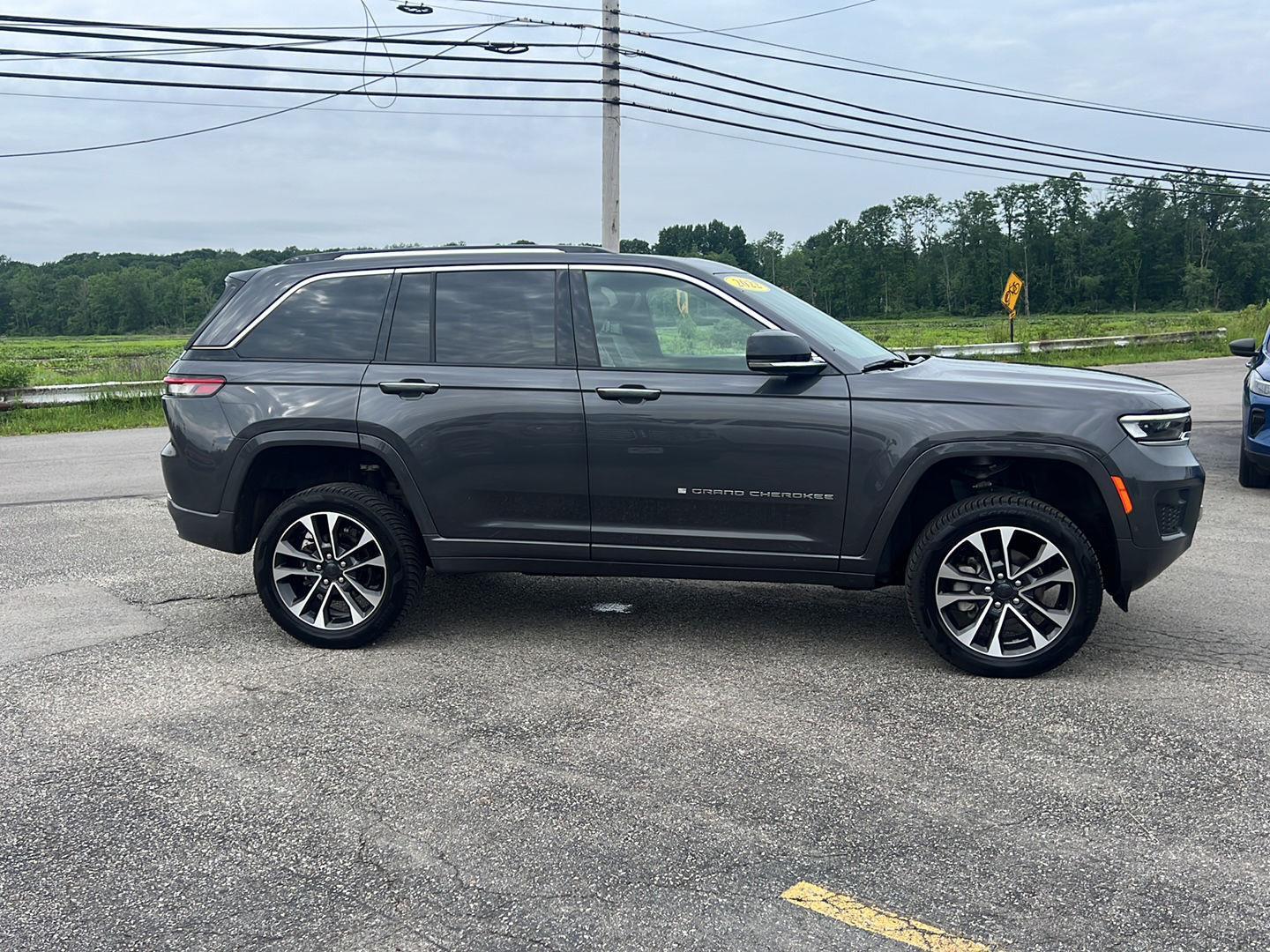 2022 Jeep Grand Cherokee Overland photo 3