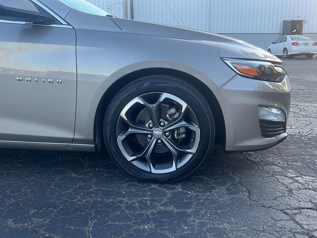2023 Chevrolet Malibu 1LT photo 2
