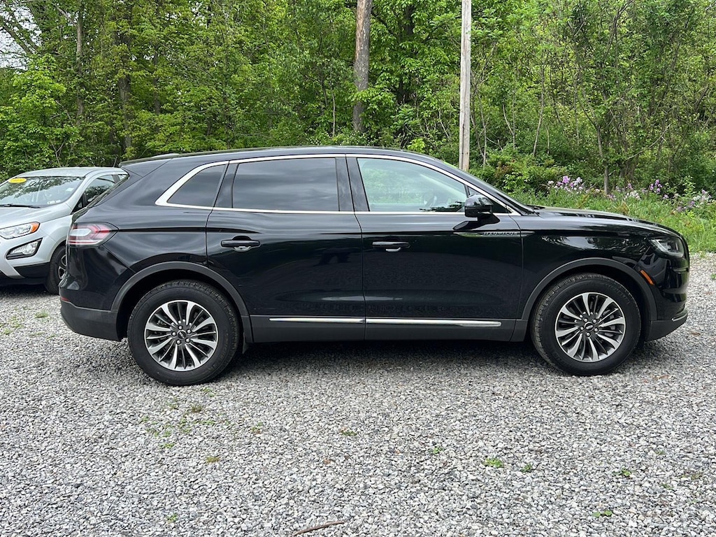 2022 Lincoln Nautilus Standard photo 3