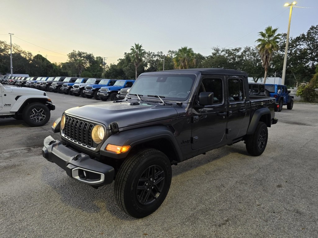 2025 Jeep Gladiator Sport S photo 2