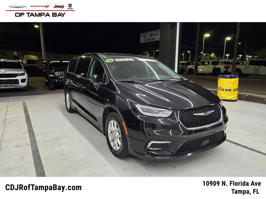 2023 Chrysler Pacifica Touring L's photo