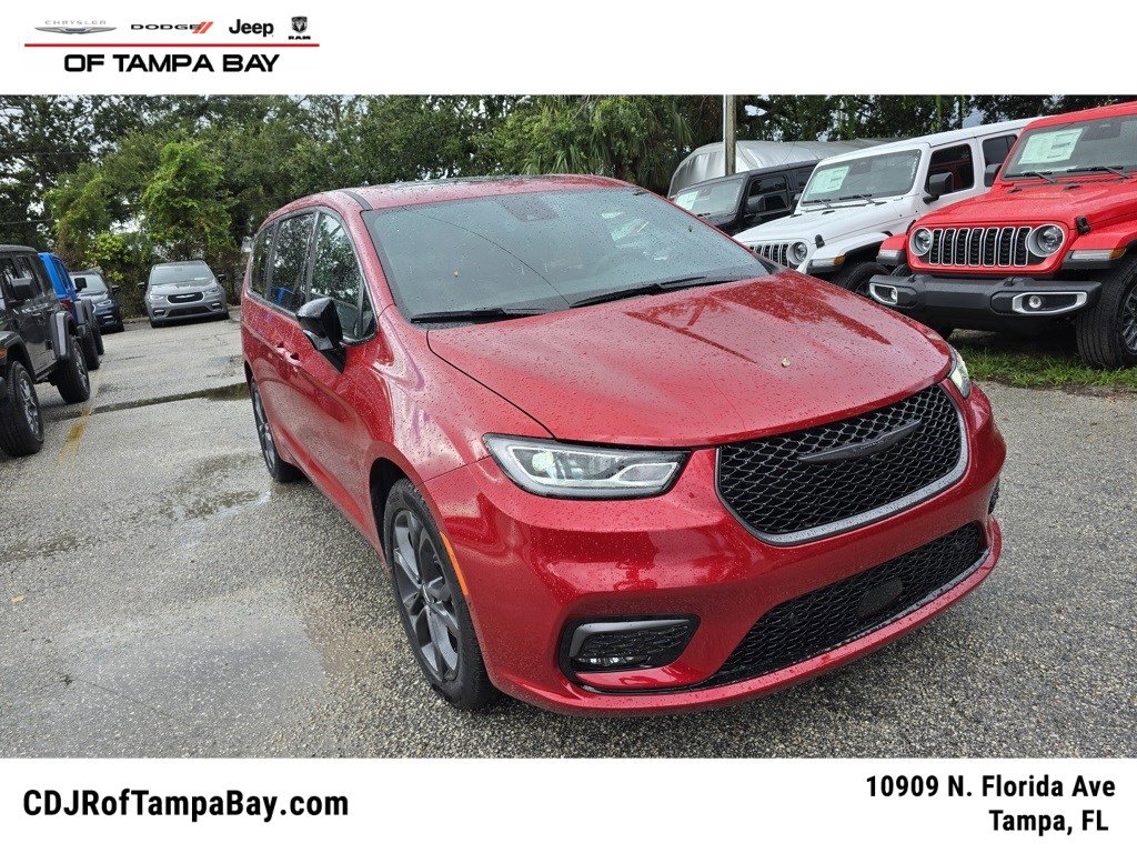 2026 Chrysler Pacifica Select's photo