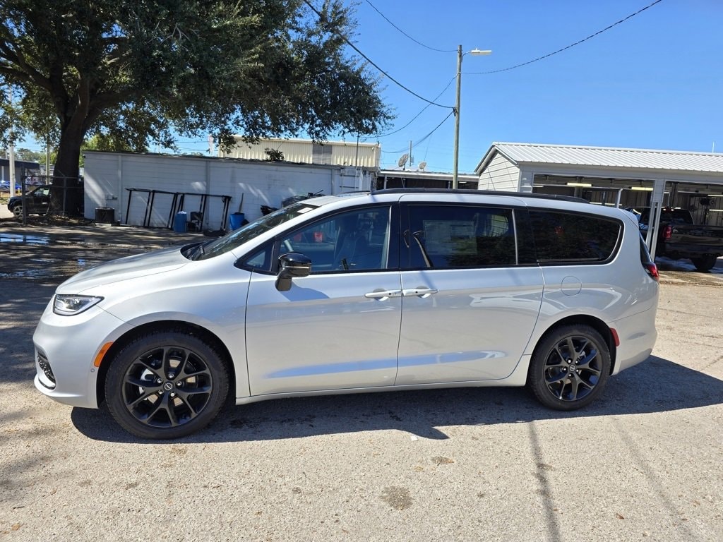 New 2026 Chrysler Pacifica LIMITED Passenger Van