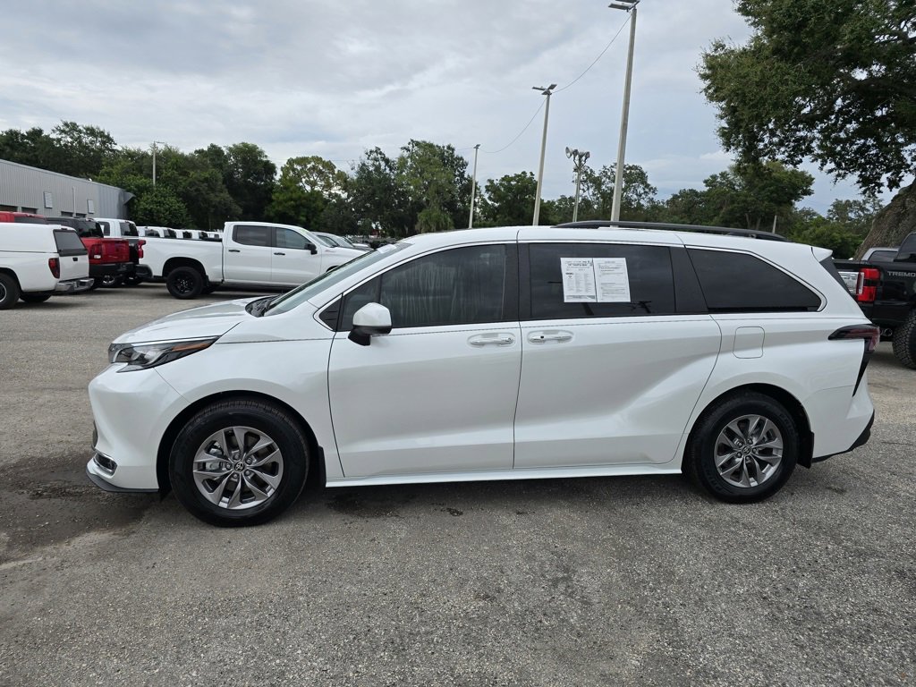 2024 Toyota Sienna XLE photo 3