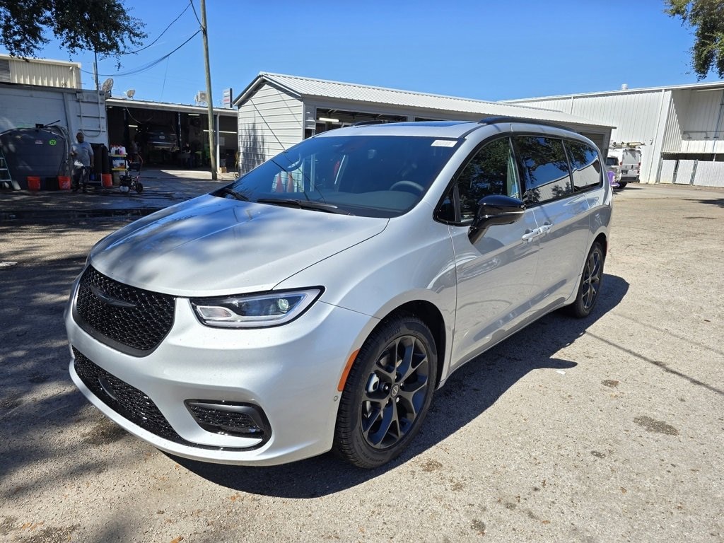 New 2026 Chrysler Pacifica LIMITED Passenger Van