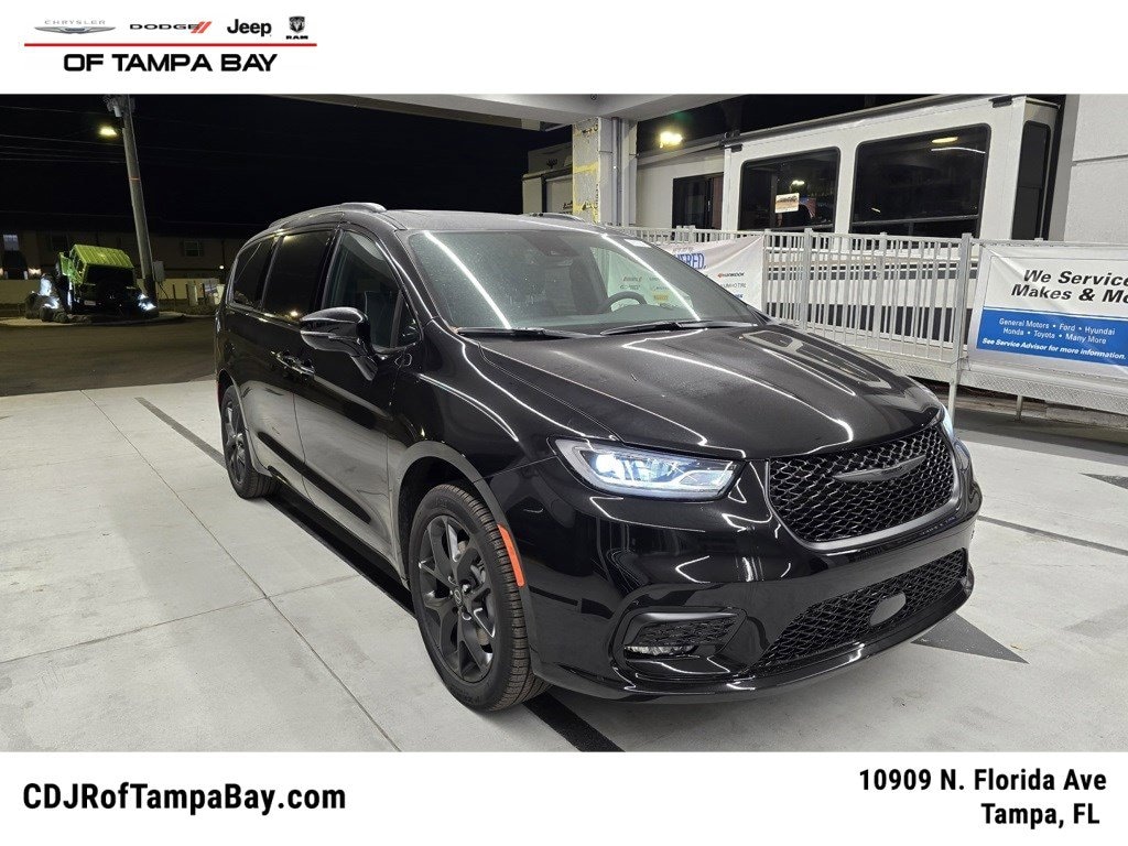 New 2026 Chrysler Pacifica LIMITED AWD Passenger Van