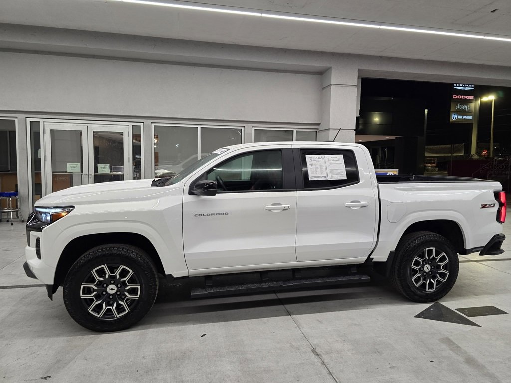2023 Chevrolet Colorado Z71 photo 2