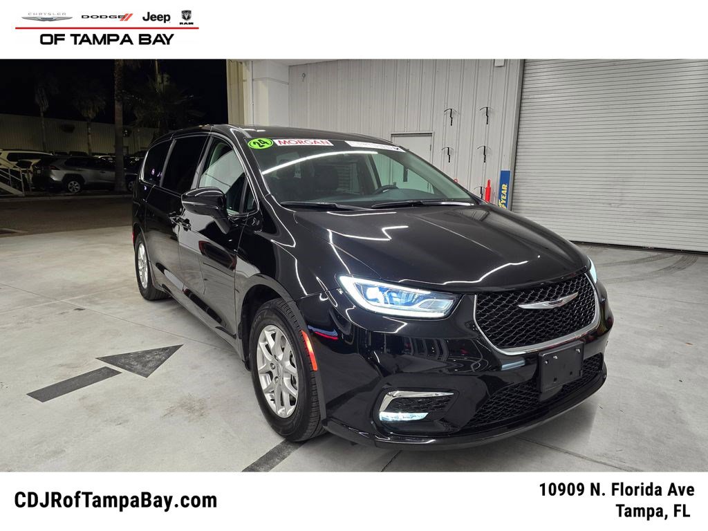 2024 Chrysler Pacifica Touring L's photo