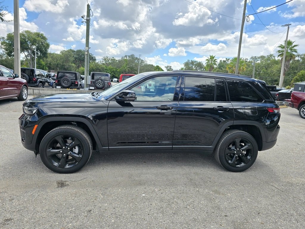2025 Jeep Grand Cherokee Laredo Altitude photo 2