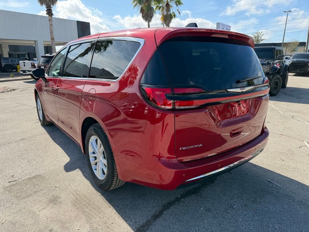 New 2026 Chrysler Pacifica SELECT Passenger Van